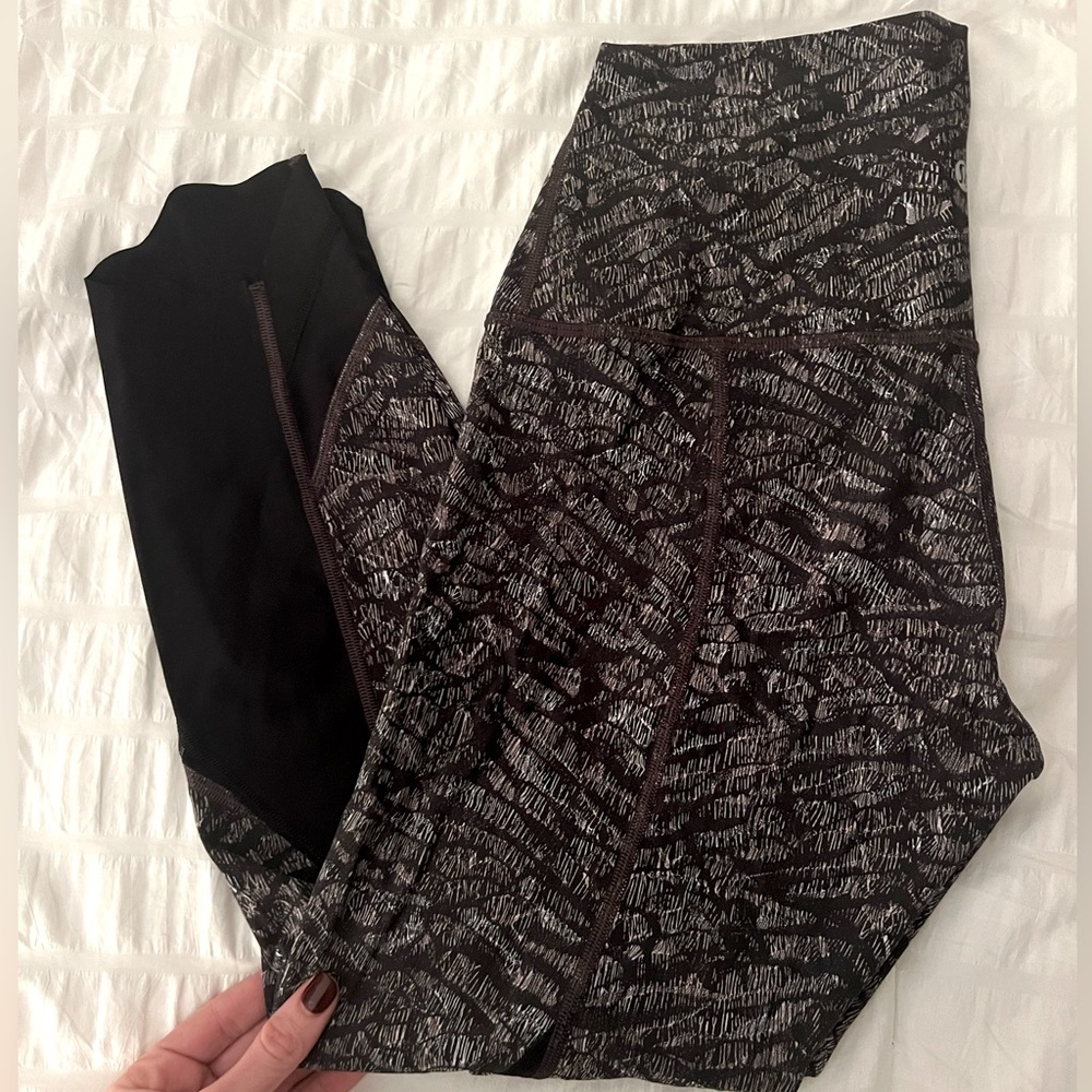 NWOT Lululemon 25” legging with scalloped bottom hem, size 8